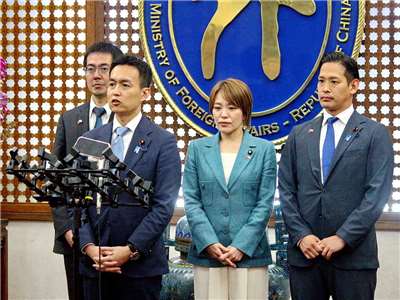日本自民黨青年局長平沼正二郎(前)5日在外交部表示，當前國際局勢動盪，台日可在經濟安保、防災等領域加強合作 (央廣記者王照坤 攝)