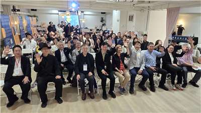 矢板明夫與周鋒鎖等人共同出席華人民主書院協會舉辦的民主茶會。(程寬仁 攝)