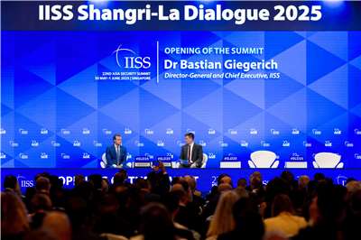 亞太地區重要防務會議香格里拉對話(Shangri-La Dialogue)將於29日至31日在新加坡登場，外界預料伊朗戰爭與台海議題將成焦點。圖為去年(2025年)美國國防部長赫格塞斯出席香格里拉對話首次全體會議。(圖取自國際戰略研究所官網)