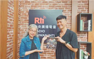 Voice to the World主持人介文專訪歌者及演員林俊逸，談黑色幽默音樂劇《你好，我是接體員》
