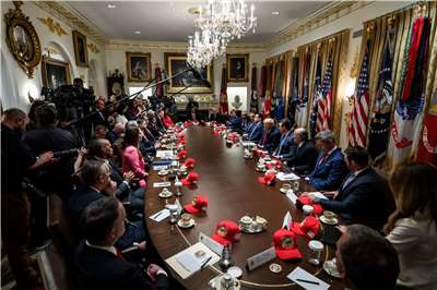 美國總統川普27日在白宮主持內閣會議。 (圖:X@WhiteHouse)