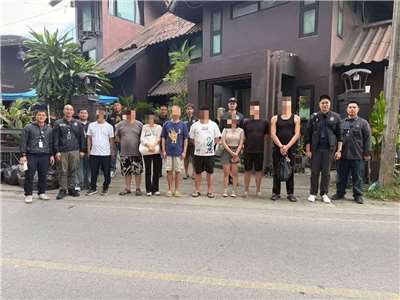 泰國旅遊員警8日搗毀了一個正在清邁非法拍攝中國短劇的劇組，他們以當地知名旅遊景點作為取景地，並雇用泰國人在現場擔任翻譯。(翻攝X@Skyboyz15)