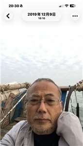2019年12月9日董廣平從福建石獅下海，試圖游泳到金門，在海裡9個小時，被中國漁民救起，這是他在小漁船上自拍的照片。（圖：盛雪提供）