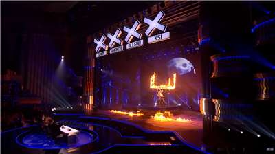「英國達人秀」(Britain's Got Talent)舉行總決賽，來自台灣的「即將成真火舞團」團員楊立微和她的丈夫搭檔賴寬誌未能奪冠，但進入總決賽已締造歷史，是台灣首次有表演者登上「英國達人秀」總決賽舞台。(翻攝Britain's Got Talent YouTube頻道)