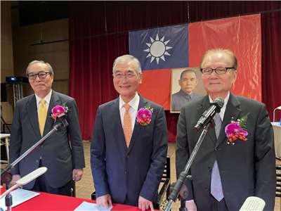 國銀AI運用加速發展，遠東商銀董事長周添財(中)22日表示，已經正式啓動AI三年轉型計畫，透過像AI agent取代人力，非做不可。(圖/陳林幸虹 攝)