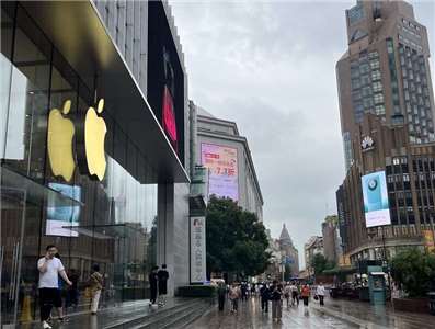 蘋果中國15日調降iPhone 17系列手機價格，全部直降人民幣1000元。圖為上海市南京東路的蘋果零售店。 (圖：中央社檔案照)