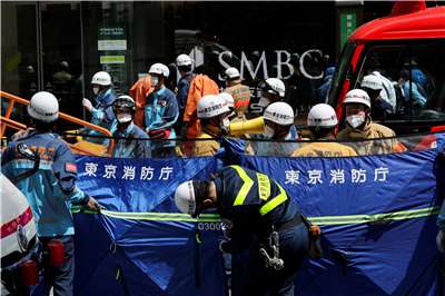 日本銀座商場GINZA SIX附近「出現異味」，逾20人表示喉嚨等部位感到疼痛。圖為救援人員聚集在購物中心前。