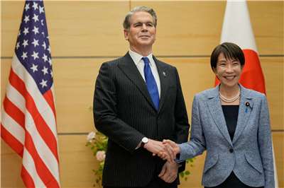 美國財政部長貝森特(Scott Bessent)(左)12日在東京會見日本首相高市早苗(右)。