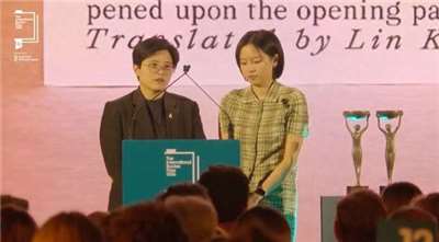 台灣作家楊双子(左)創作、金翎(右)英譯的史詩小說《臺灣漫遊錄》抱回國際布克獎首獎。(春山出版社提供)