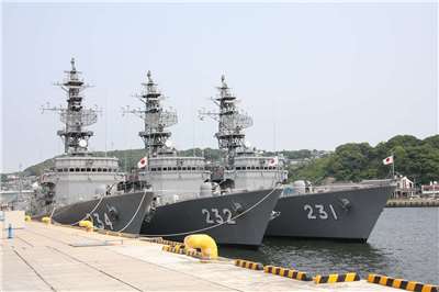 圖為停泊在日本佐世保港內的三艘阿武隈級巡防艦，由左至右分別是利根、川內與大淀。(維基百科)