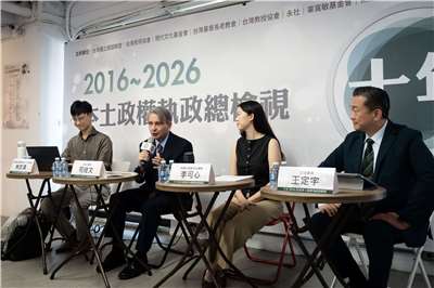 台獨聯盟17日舉行「《十年》本土政權執政總檢視」座談會，邀請前AIT處長司徒文(左二)解析台美關係十年來的發展與變化。(楊仁翔 攝)