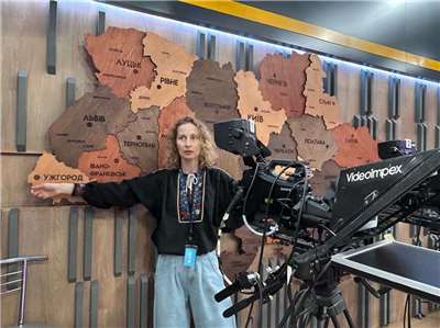 Suspilne Ukraine高階主管瑪麗亞．弗雷(Mariya Frey)為央廣訪團介紹戰時記者緊急部署情況。(央廣Rti)
