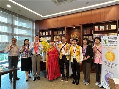 駐新加坡代表處結合農業部、台農發公司及米其林綠星餐廳陽明春天、新加坡佛光山等團體舉辦「台灣國際蔬食美食節」。駐新加坡代表童振源（左3）出席活動。（駐新加坡代表處提供）