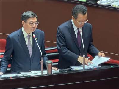行政院長卓榮泰(左)及國防部長顧立雄19日在立院法進行「保衛國家安全及強化不對稱戰力計畫第一批發價書採購特別預算案籌編相關事項」專案報告並備質詢。(鄭佑漢 攝)