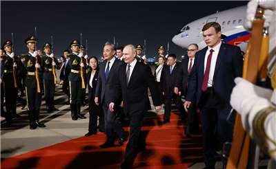 俄羅斯總統普丁(Vladimir Putin)19日晚間乘坐專機抵達北京，由中國外交部長王毅接機。(圖:克宮)