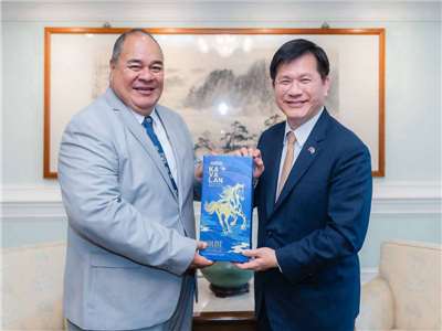 外交部長林佳龍(右)午宴款待吐瓦魯外交、勞工及貿易部部長帕納巴(Paulson Panapa，左) (外交部提供)