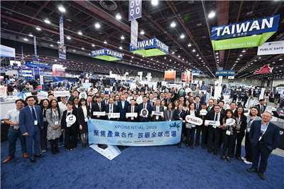 台灣卓越無人機海外商機聯盟組團赴美參展，集結雷虎科技、中光電等35家台廠「打群架」，展示非紅供應鏈實力。(圖:漢翔公司 AIDC臉書)