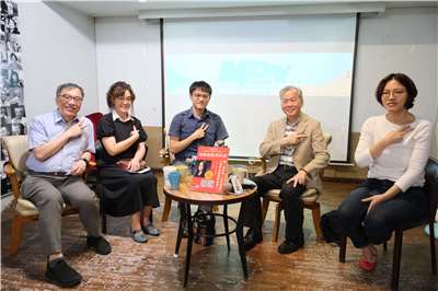 Y’s Day「週三青年日」，27日舉行「安全感可以被存起來嗎？當金融遇上地緣政治」座談。圖左到右：陳俐甫 劉玉晳 陳方隅 陳松興 郭玫岑。(台灣智庫提供)