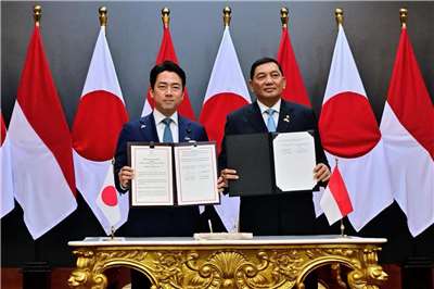 日本防衛大臣小泉進次郎、印尼國防部長夏弗里(Sjafrie Sjamsoeddin)4日在雅加達簽署國防合作協議。 (圖:X@ModJapan_jp)