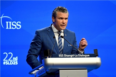 圖為美國戰爭部長赫格塞斯(Pete Hegseth) 2025年6月在新加坡舉行的香格里拉對話(Shangri-La Dialogue)首次發表談話。