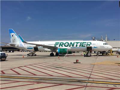 美國丹佛國際機場一架邊疆航空班機8日晚間在準備起飛時，在跑道上撞到1名擅闖禁區者，導致飛機發動機起火。圖為美國邊疆航空(Frontier Airlines)班機。(維基百科/CC BY-SA 4.0)