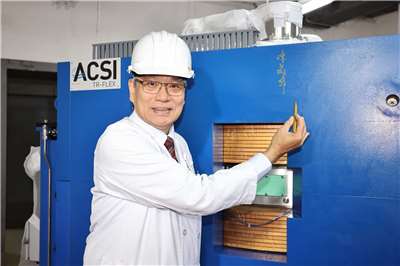 北榮院長陳威明在硼中子加速器上簽名。(北榮提供)