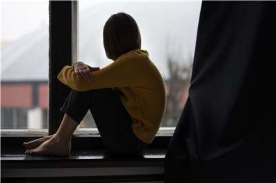 婦女救援基金會15日公布「戰爭前的社工韌性與需求線上調查」結果，顯示多數社工人員對空襲、暴力、物資缺乏與心理創傷感到高度擔憂。(示意圖/magnific)