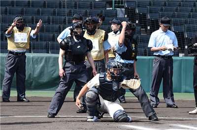 甲子園球場今年5月上旬響起清亮而堅定的聲音，「出局！」、「安全！」，有幾名女性也參與這場日本全國裁判研習，以學習規則與相關技術。(圖翻攝日本高等學校野球連盟官網)