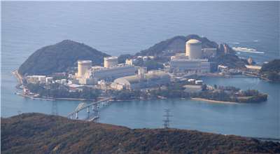 日本關電8日宣布，美濱核能發電廠3號機因為渦輪機周邊出現蒸汽外漏問題，已停止運轉中的反應爐。圖為美濱核能發電廠資料照。(翻攝維基百科)