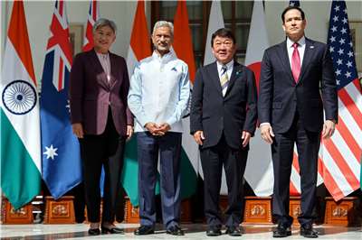 澳洲外交部長黃英賢(Penny Wong)(左一)、印度外長蘇杰生(S. Jaishankar)(左二)、日本外相茂木敏充(右二)，以及美國國務卿盧比歐(Marco Rubio)(右一)在印度進行「四方安全對話」(Quad)後合影。(AFP)