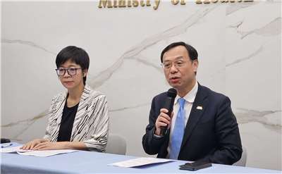 衛福部長石崇良(右)8日表示，「三班護病比」入法將於2028年5/1正式實施。(劉品希 攝)