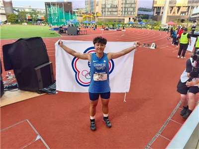 在香港舉行的亞洲U20田徑錦標賽，台灣女將戴佑芩（圖）30日在女子標槍決賽以56公尺91摘下台灣隊本屆賽事首面金牌，同時也達標名古屋亞運。