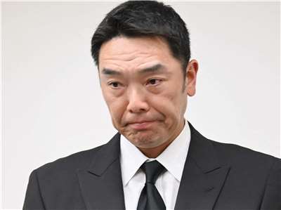 日本職棒讀賣巨人隊總教練阿部慎之助因涉嫌對長女施暴，26日向球團請辭獲准並公開道歉。