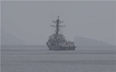 美國中央司令部指出，沒有任何美軍艦艇在荷莫茲海峽遭到飛彈擊中。圖為美軍驅逐艦小皮特森號與麥可墨菲號進入荷莫茲海峽。(X@CENTCOM)