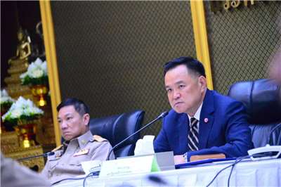總理兼內政部長阿努廷(Anutin Charnvirakul)(右)下令徹查遭查獲擁有大批軍用武器中國男子與跨國犯罪集團關聯。資料照片(圖：Anutin Charnvirakul 臉書)