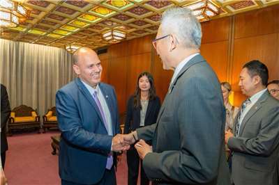 外交部政務次長吳志中握手歡迎以色列全國市政府聯盟副主席暨貝特雁(Bat Yam)市長布洛特(Tzvika Brot)。(圖：外交部)