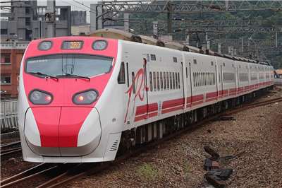 台鐵近期調整普悠瑪桌型座位訂票規定，放寬乘車日前7天內可訂1至9張。圖為台鐵普悠瑪列車。(維基百科/CC BY-SA 3.0)