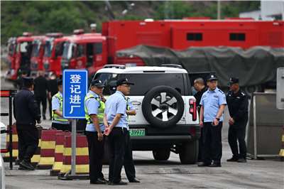 發生嚴重爆炸事故的山西留神峪煤礦聯外道路上，由警方駐守。資料照片。攝於2026年5月24日。