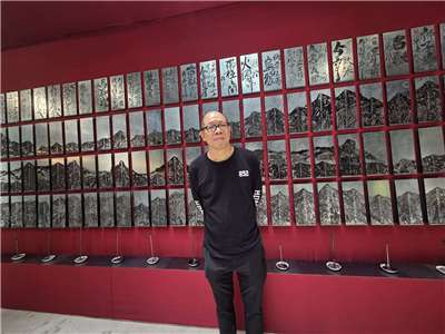 香港藝術家鄭志明近日在台中百年古蹟台灣府儒考棚推出創作個展《翻山》。(江昭倫 攝)
