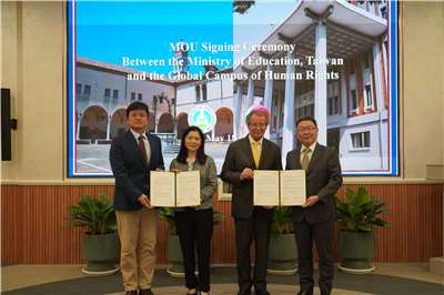 行政院18日舉辦「人權教育國際合作交流工作坊」，並與全球人權校園（Global Campus of Human Rights, GCHR）秘書長Manfred Nowak(右2)簽署合作備忘錄；教育部國際及兩岸教育司司長李毓娟(左2)、行政院政委林明昕(右)及教育部主任秘書林伯樵(左)。(圖：行政院提供)