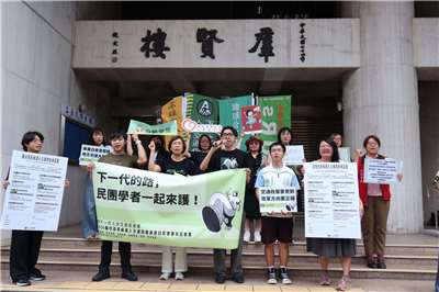 下一代人本交通促進會28日召集多個民團連署「2026 縣市首長候選人交通改善承諾白皮書」並舉辦記者會。(圖：下一代人本交通促進會臉書)