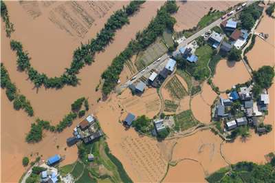 中國強降雨導致重慶永川區引發山洪和土石流，圖無人機拍攝的安溪村景象。(路透社/達志影像)