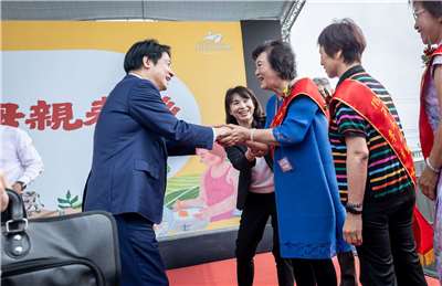 賴清德總統1日出席「115年度『溫馨五月 滿心感謝』模範母親表彰暨成果展系列活動」。 (圖:總統府)
