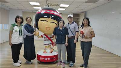 新竹家扶中心張如萱主任(左一)寄養媽媽巫小姐(左二)寄養翁爸翁媽(右二右三)