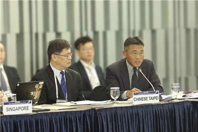 APEC中小企業工作會議本週於韓國首爾舉行。中企署李冠志署長(右)與台經院連科雄所長(左)分享傳產數位轉型成果。(經濟部中小及新創企業署提供)