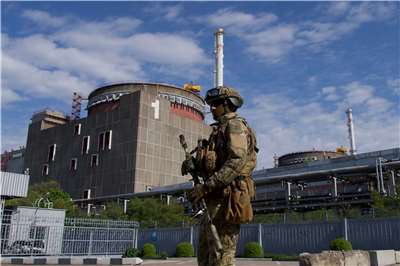 俄方稱烏克蘭無人機擊中札波羅熱核電廠，烏克蘭軍方否認俄方說法。圖為俄羅斯軍人在烏克蘭札波羅熱(Zaporizhzhia)核電廠前駐守。資料照。