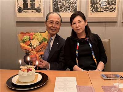 王貞治在妻子陪同下，出席生日晚宴。(李逸洋臉書)