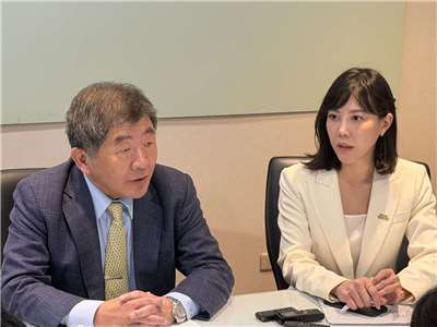 行政院政委陳時中(左)及行政院發言人李慧芝(右)27日出面說明賴總統所提出的「0歲至18歲」成長津貼等政策。(鄭佑漢 攝)
