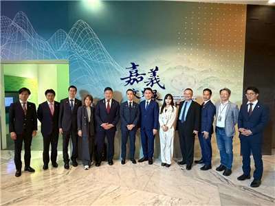 半世紀來首次！日本自民黨青年局長平沼正二郎（左六）率領的國會議員及JC日台友好之會成員共15人參訪團於3日訪問嘉義，民進黨立法委員暨青年局長陳冠廷（右六）、立委黃捷（右五）與故宮院長蕭宗煌（右四）陪同參訪故宮南院。圖：陳冠廷立委辦公室提供