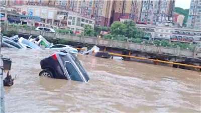 中國華南連日豪雨災情不斷。圖攝於都勻市，暴雨導致汽車浸沒在洪水中。